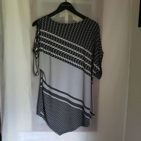 Chico's Geometric Print Cold Shoulder Blouse Top Short Sleeve Knit Size 2 US L - Picture 4 of 10